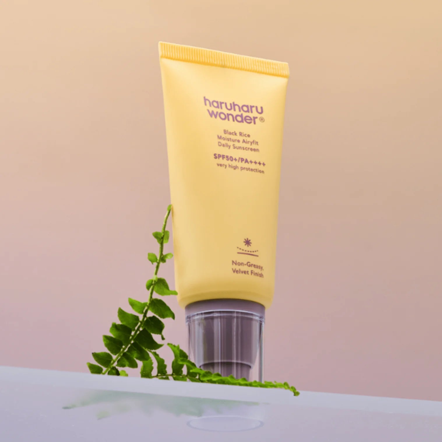 Haruharu Wonder melno rīsu mitrinošs vieglas tekstūras saules krēms 50 ml