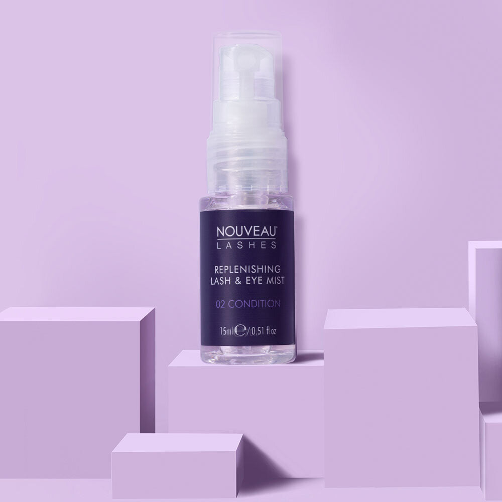 Nouveau Lashes acu migla uz violeta fona
